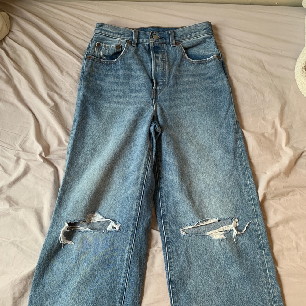 Levi’s Wide Leg Cropped Ripped Jeans - Picture 2 of 8
